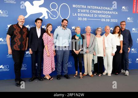 Mark Bridges, Kazu Hiro, Shayna Markowitz, Steve Morrow, Jamie Bernstein, Alexander Bernstein, Nina Bernstein Simmons, Yannick Nézet-Séguin, Michelle Tesoro und Kevin Thompson beim Photocall zum Kinofilm 'Maestro' auf der Biennale di Venezia 2023 / 80. Internationale Filmfestspiele von Venedig im Palazzo del Casino. Venedig, 02.09.2023 Stockfoto