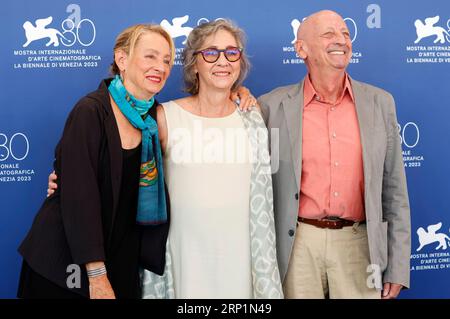 Jamie Bernstein, Nina Bernstein Simmons und Alexander Bernstein beim Photocall zum Kinofilm 'Maestro' auf der Biennale di Venezia 2023 / 80. Internationale Filmfestspiele von Venedig im Palazzo del Casino. Venedig, 02.09.2023 Stockfoto