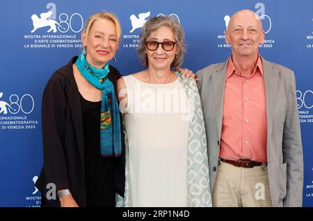 Jamie Bernstein, Nina Bernstein Simmons und Alexander Bernstein beim Photocall zum Kinofilm 'Maestro' auf der Biennale di Venezia 2023 / 80. Internationale Filmfestspiele von Venedig im Palazzo del Casino. Venedig, 02.09.2023 Stockfoto