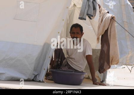 (180715) -- SANAA, 15. Juli 2018 -- Ein jemenitischer Binnenvertriebener, der aus seinem Haus in Hodeidah geflohen ist, sitzt am 15. Juli 2018 in einem vertriebenen Lager in Sanaa, Jemen, neben seinem Zelt. Mehr als 121.000 Einwohner sind seit dem 1. Juni aus der vom Krieg zerrütteten Stadt Hodeidah und anderen Teilen der Provinz geflohen, sagten die Vereinten Nationen diese Woche. ) JEMEN-SANAA-DISPLACED PEOPLE MohammedxMohammed PUBLICATIONxNOTxINxCHN Stockfoto