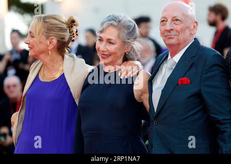 Jamie Bernstein, Nina Bernstein Simmons und Alex Bernstein bei der Premiere des Kinofilms 'Maestro' auf der Biennale di Venezia 2023 / 80. Internationale Filmfestspiele von Venedig im Palazzo del Cinema. Venedig, 02.09.2023 Stockfoto