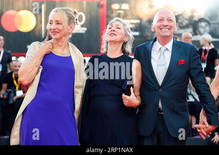 Jamie Bernstein, Nina Bernstein Simmons und Alex Bernstein bei der Premiere des Kinofilms 'Maestro' auf der Biennale di Venezia 2023 / 80. Internationale Filmfestspiele von Venedig im Palazzo del Cinema. Venedig, 02.09.2023 Stockfoto