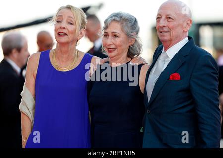 Jamie Bernstein, Nina Bernstein Simmons und Alex Bernstein bei der Premiere des Kinofilms 'Maestro' auf der Biennale di Venezia 2023 / 80. Internationale Filmfestspiele von Venedig im Palazzo del Cinema. Venedig, 02.09.2023 Stockfoto