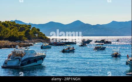 Cannes, Frankreich - 31. Juli 2022: Jachten und Boote auf den Gewässern des Mittelmeers vor Cannes und der Insel Ile Sainte Marguerite an der französischen Riviera Stockfoto