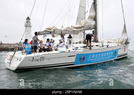 (180716) -- QINGDAO, 16. Juli 2018 -- Teilnehmer nehmen an einer Segelerfahrung im olympischen Segelzentrum in Qingdao, ostchinesische Provinz Shandong, 16. Juli 2018 Teil. Die Teilnehmer des Shanghai Cooperation Organization (SCO) Youth Campus 2018 erhielten am Montag eine Segelausbildung. )(MCG) CHINA-SHANDONG-QINGDAO-SCO JUGEND CAMPUS-SEGELERFAHRUNG (CN) LIXZIHENG PUBLICATIONXNOTXINXCHN Stockfoto