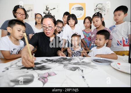 (180716) -- QINGDAO, 16. Juli 2018 -- Schüler lernen traditionelle chinesische Malerei in der Gemeinde Gucheng in Qingdao, ostchinesische Provinz Shandong, 16. Juli 2018. Die Studenten verbrachten ihren Sommerurlaub damit, traditionelle chinesische Kunst zu studieren. (wyl) CHINA-SHANDONG-QINGDAO-SOMMERURLAUB (CN) LiangxXiaopeng PUBLICATIONxNOTxINxCHN Stockfoto