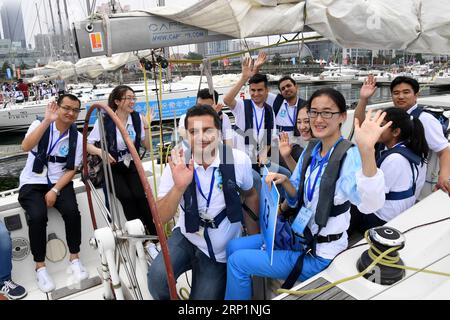 (180716) -- QINGDAO, 16. Juli 2018 -- Teilnehmer bereiten sich auf eine Segelerfahrung im Olympischen Segelzentrum in Qingdao, Ostchinesische Provinz Shandong, am 16. Juli 2018 vor. Die Teilnehmer des Shanghai Cooperation Organization (SCO) Youth Campus 2018 erhielten am Montag eine Segelausbildung. )(MCG) CHINA-SHANDONG-QINGDAO-SCO JUGEND CAMPUS-SEGELERFAHRUNG (CN) LIXZIHENG PUBLICATIONXNOTXINXCHN Stockfoto