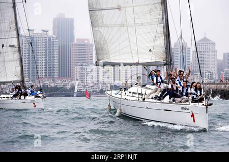 (180716) -- QINGDAO, 16. Juli 2018 -- Teilnehmer nehmen an einer Segelerfahrung in der Nähe des olympischen Segelzentrums in Qingdao, ostchinesische Provinz Shandong, 16. Juli 2018 Teil. Die Teilnehmer des Shanghai Cooperation Organization (SCO) Youth Campus 2018 erhielten am Montag eine Segelausbildung. )(MCG) CHINA-SHANDONG-QINGDAO-SCO JUGEND CAMPUS-SEGELERFAHRUNG (CN) LIXZIHENG PUBLICATIONXNOTXINXCHN Stockfoto