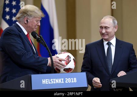 (180716) - HELSINKI, 16. Juli 2018 -- US-Präsident Donald Trump (L) hält einen Fußball während einer gemeinsamen Pressekonferenz mit dem russischen Präsidenten Wladimir Putin in Helsinki, Finnland, am 16. Juli 2018. Donald Trump und Wladimir Putin begannen am Montag ihr erstes bilaterales Treffen hier. FINNLAND-HELSINKI-US-TRUMP-RUSSLAND-PUTIN-PRESSEKONFERENZ Lehtikuva/AnttixAimo-Koivisto PUBLICATIONxNOTxINxCHN Stockfoto