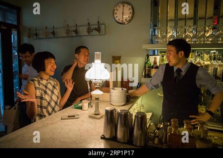 (180717) -- NEW YORK, 17. Juli 2018 -- Restaurantbesitzer Wang Yiming (3. R) und Zhang Xian (2. R) unterhalten sich am 27. Juni 2018 mit einem Barkeeper im Café China in New York, USA. Wenn Sie in der belebten Straße von Midtown Manhattan spazieren gehen, werden Sie das Cafe China vielleicht nicht bemerken, wenn es nicht so viele Leute gibt, die vor dem chinesischen Restaurant auf Sitzplätze warten. Obwohl der Platz begrenzt ist und die Dekoration nicht so luxuriös ist, hat das Cafe China sechs Jahre in Folge von 2012 bis 2017 einen Michelin-Stern gewonnen. Wang Yiming und Zhang Xian, ein Paar aus China, kündigten ihre gut bezahlten finanziellen Jobs in New York und eröffneten Stockfoto