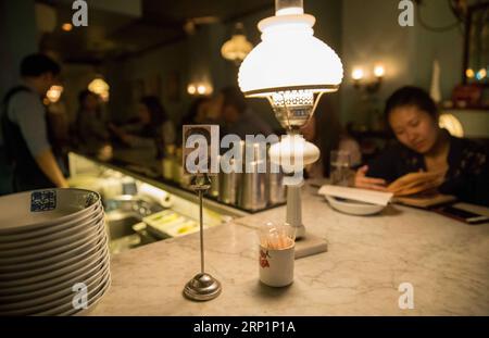 (180717) -- NEW YORK, 17. Juli 2018 -- Eine Visitenkarte ist in der Bar des Cafe China in New York, USA, am 27. Juni 2018 zu sehen. Wenn Sie in der belebten Straße von Midtown Manhattan spazieren gehen, werden Sie das Cafe China vielleicht nicht bemerken, wenn es nicht so viele Leute gibt, die vor dem chinesischen Restaurant auf Sitzplätze warten. Obwohl der Platz begrenzt ist und die Dekoration nicht so luxuriös ist, hat das Cafe China sechs Jahre in Folge von 2012 bis 2017 einen Michelin-Stern gewonnen. Wang Yiming und Zhang Xian, ein Paar aus China, kündigten ihre gut bezahlten finanziellen Jobs in New York und eröffneten Cafe China mit dem Ziel, authent zu bieten Stockfoto