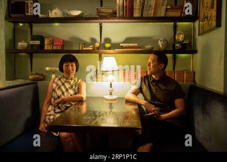 (180717) -- NEW YORK, 17. Juli 2018 -- Restaurantbesitzer Wang Yiming (L) und Zhang Xian werden am 27. Juni 2018 im Café China in New York, USA, gesehen. Wenn Sie in der belebten Straße von Midtown Manhattan spazieren gehen, werden Sie das Cafe China vielleicht nicht bemerken, wenn es nicht so viele Leute gibt, die vor dem chinesischen Restaurant auf Sitzplätze warten. Obwohl der Platz begrenzt ist und die Dekoration nicht so luxuriös ist, hat das Cafe China sechs Jahre in Folge von 2012 bis 2017 einen Michelin-Stern gewonnen. Wang Yiming und Zhang Xian, ein Paar aus China, kündigten ihre gut bezahlten finanziellen Jobs in New York und eröffneten das Cafe China mit dem Ambit Stockfoto