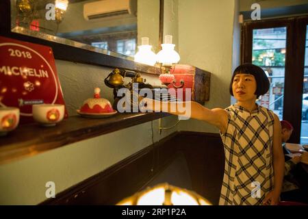 (180717) -- NEW YORK, 17. Juli 2018 -- Restaurantbesitzer Wang Yiming arrangiert Dekorationen im Cafe China in New York, USA, am 27. Juni 2018. Wenn Sie in der belebten Straße von Midtown Manhattan spazieren gehen, werden Sie das Cafe China vielleicht nicht bemerken, wenn es nicht so viele Leute gibt, die vor dem chinesischen Restaurant auf Sitzplätze warten. Obwohl der Platz begrenzt ist und die Dekoration nicht so luxuriös ist, hat das Cafe China sechs Jahre in Folge von 2012 bis 2017 einen Michelin-Stern gewonnen. Wang Yiming und Zhang Xian, ein Paar aus China, kündigten ihre gut bezahlten finanziellen Jobs in New York und eröffneten Cafe China mit dem Ehrgeiz, es zu tun Stockfoto