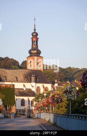 Die "alte Brücke" von Saarbrücken, Deutschland am frühen Morgen. Stockfoto