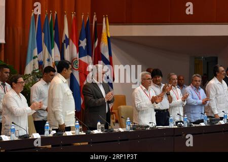 (180718) -- HAVANNA, 18. Juli 2018 -- der kubanische Präsident Miguel Diaz-Canel (3. L, Front), der venezolanische Präsident Nicolas Maduro (2. L, Front) und der bolivianische Präsident Evo Morales (4. R, Front) reagieren am letzten Tag des Sao-Paulo-Forums, das am 17. Juli 2018 im Kongresspalast von Havanna (Kuba) stattfand. Die Jahrestagung des Sao-Paulo-Forums zielt darauf ab, einen Konsens über die künftigen Maßnahmen der linken politischen Parteien und Organisationen in Lateinamerika zu erzielen. (rtg) (ah) (ly) CUBA-HAVANA-SAO PAULO FORUM STR PUBLICATIONxNOTxINxCHN Stockfoto