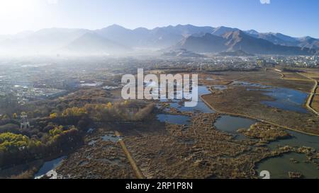 (180718) -- PEKING, 18. Juli 2018 -- Foto vom 23. November 2017 zeigt das Feuchtgebiet Lalu in Lhasa, der Hauptstadt der autonomen Region Tibet im Südwesten Chinas. ) (Zwx) Xinhua Schlagzeilen: Das Qinghai-Tibet-Plateau ist noch immer eine der saubersten Regionen der Erde PurbuxZhaxi PUBLICATIONxNOTxINxCHN Stockfoto