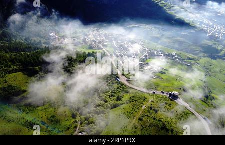 (180718) -- PEKING, 18. Juli 2018 -- Foto aufgenommen am 21. Juni 2017 zeigt die Landschaft in der Gannan Tibetan Autonomous Prefecture, Nordwestchinas Provinz Gansu. ) (Zwx) Xinhua-Schlagzeilen: Das Qinghai-Tibet-Plateau ist noch immer eine der saubersten Regionen der Erde ChenxBin PUBLICATIONxNOTxINxCHN Stockfoto