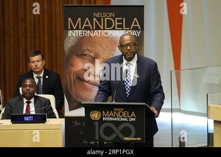 (180718) -- VEREINTEN NATIONEN, 18. Juli 2018 -- Forest Whitaker (Front), UNESCO-Sondergesandter für Frieden und Versöhnung, spricht auf einer Veranstaltung der Generalversammlung der Vereinten Nationen anlässlich des Mandela-Tages im Hauptquartier der Vereinten Nationen in New York am 18. Juli 2018. UN-Generalsekretär Antonio Guterres hat am Mittwoch die Welt aufgefordert, sich vom ehemaligen südafrikanischen Präsidenten Nelson Mandela inspirieren zu lassen, um eine bessere Zukunft aufzubauen. Der Mandela Day, oder Nelson Mandela International Day, ist ein jährlicher internationaler Tag zu Ehren von Nelson Mandela, der am 18. Juli, seinem Geburtstag, gefeiert wird. In diesem Jahr jährt sich der 100. Geburtstag Stockfoto