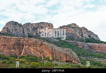 Klippen oberhalb des Argens bei Roquebrune-sur-Argens im Departement Var, Küstenregion Provence-Alpes-Azure in Frankreich Stockfoto