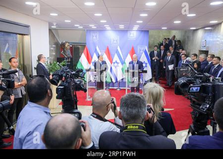 (180719) -- JERUSALEM, 19. Juli 2018 -- der israelische Premierminister Benjamin Netanjahu (R, Mitte) und der ungarische Premierminister Viktor Orban (L, Mitte) nehmen am 19. Juli 2018 an einer gemeinsamen Pressekonferenz in Jerusalem Teil. Viktor Orban, bekannt für seine nationalistische Politik, die in der jüdischen Gemeinde Ungarns Sorgen hervorgerufen hat, versprach bei einem Besuch in Israel am Donnerstag eine Nulltoleranz gegenüber Antisemitismus. JINI/) MIDEAST-JERUSALEM-UNGARN-PM-PRESSEKONFERENZ MARCXISRAELXSELLEM PUBLICATIONXNOTXINXCHN Stockfoto