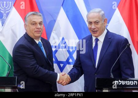 (180719) -- JERUSALEM, 19. Juli 2018 -- der israelische Premierminister Benjamin Netanjahu (R) gibt dem ungarischen Premierminister Viktor Orban bei einer gemeinsamen Pressekonferenz in Jerusalem am 19. Juli 2018 die Hand. Viktor Orban, bekannt für seine nationalistische Politik, die in der jüdischen Gemeinde Ungarns Sorgen hervorgerufen hat, versprach bei einem Besuch in Israel am Donnerstag eine Nulltoleranz gegenüber Antisemitismus. JINI/) MIDEAST-JERUSALEM-UNGARN-PM-PRESSEKONFERENZ MARCXISRAELXSELLEM PUBLICATIONXNOTXINXCHN Stockfoto