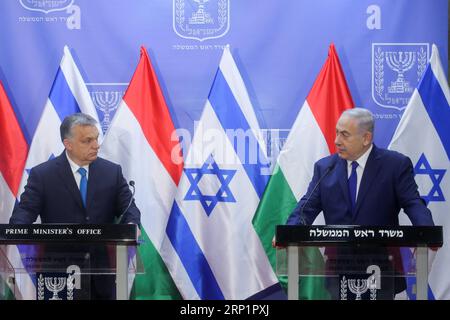 (180719) -- JERUSALEM, 19. Juli 2018 -- der israelische Premierminister Benjamin Netanjahu (R) und der ungarische Premierminister Viktor Orban nehmen am 19. Juli 2018 an einer gemeinsamen Pressekonferenz in Jerusalem Teil. Viktor Orban, bekannt für seine nationalistische Politik, die in der jüdischen Gemeinde Ungarns Sorgen hervorgerufen hat, versprach bei einem Besuch in Israel am Donnerstag eine Nulltoleranz gegenüber Antisemitismus. JINI/) MIDEAST-JERUSALEM-UNGARN-PM-PRESSEKONFERENZ MARCXISRAELXSELLEM PUBLICATIONXNOTXINXCHN Stockfoto