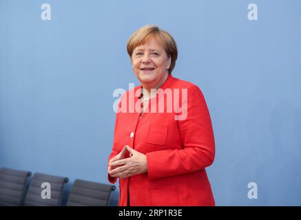 (180720) -- BERLIN, 20. Juli 2018 -- Bundeskanzlerin Angela Merkel nimmt am 20. Juli 2018 an der regelmäßigen Pressekonferenz in Berlin Teil. Die deutsche Bundeskanzlerin Angela Merkel sagte am Freitag, dass die transatlantischen Beziehungen für Deutschland von entscheidender Bedeutung seien, und sie werde sie kultivieren, obwohl sie unter Druck stehe. ) (Zhf) DEUTSCHLAND-BERLIN-MERKEL-PRESSEKONFERENZ ShanxYuqi PUBLICATIONxNOTxINxCHN Stockfoto