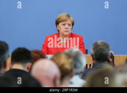 (180720) -- BERLIN, 20. Juli 2018 -- Bundeskanzlerin Angela Merkel nimmt am 20. Juli 2018 an der regelmäßigen Pressekonferenz in Berlin Teil. Die deutsche Bundeskanzlerin Angela Merkel sagte am Freitag, dass die transatlantischen Beziehungen für Deutschland von entscheidender Bedeutung seien, und sie werde sie kultivieren, obwohl sie unter Druck stehe. ) (Zhf) DEUTSCHLAND-BERLIN-MERKEL-PRESSEKONFERENZ ShanxYuqi PUBLICATIONxNOTxINxCHN Stockfoto