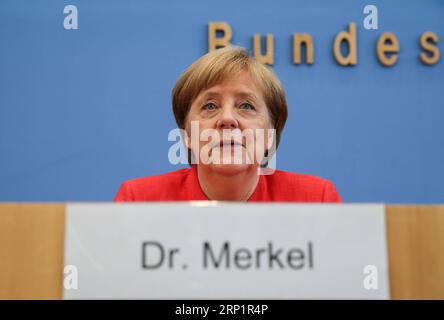 (180720) -- BERLIN, 20. Juli 2018 -- Bundeskanzlerin Angela Merkel nimmt am 20. Juli 2018 an der regelmäßigen Pressekonferenz in Berlin Teil. Die deutsche Bundeskanzlerin Angela Merkel sagte am Freitag, dass die transatlantischen Beziehungen für Deutschland von entscheidender Bedeutung seien, und sie werde sie kultivieren, obwohl sie unter Druck stehe. ) (Zhf) DEUTSCHLAND-BERLIN-MERKEL-PRESSEKONFERENZ ShanxYuqi PUBLICATIONxNOTxINxCHN Stockfoto