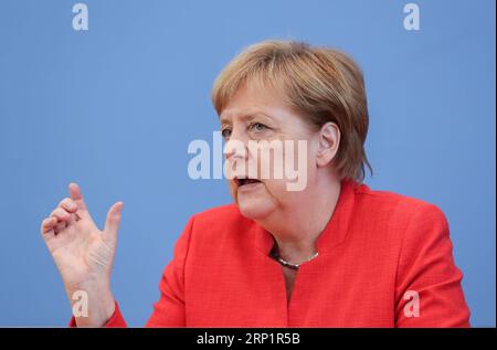 (180720) -- BERLIN, 20. Juli 2018 -- Bundeskanzlerin Angela Merkel spricht während der regelmäßigen Pressekonferenz in Berlin, 20. Juli 2018. Die deutsche Bundeskanzlerin Angela Merkel sagte am Freitag, dass die transatlantischen Beziehungen für Deutschland von entscheidender Bedeutung seien, und sie werde sie kultivieren, obwohl sie unter Druck stehe. ) (Zhf) DEUTSCHLAND-BERLIN-MERKEL-PRESSEKONFERENZ ShanxYuqi PUBLICATIONxNOTxINxCHN Stockfoto