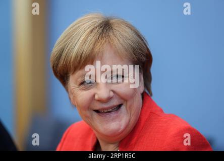 (180720) -- BERLIN, 20. Juli 2018 -- Bundeskanzlerin Angela Merkel nimmt am 20. Juli 2018 an der regelmäßigen Pressekonferenz in Berlin Teil. Die deutsche Bundeskanzlerin Angela Merkel sagte am Freitag, dass die transatlantischen Beziehungen für Deutschland von entscheidender Bedeutung seien, und sie werde sie kultivieren, obwohl sie unter Druck stehe. ) (Zhf) DEUTSCHLAND-BERLIN-MERKEL-PRESSEKONFERENZ ShanxYuqi PUBLICATIONxNOTxINxCHN Stockfoto