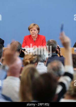 (180720) -- BERLIN, 20. Juli 2018 -- Bundeskanzlerin Angela Merkel nimmt am 20. Juli 2018 an der regelmäßigen Pressekonferenz in Berlin Teil. Die deutsche Bundeskanzlerin Angela Merkel sagte am Freitag, dass die transatlantischen Beziehungen für Deutschland von entscheidender Bedeutung seien, und sie werde sie kultivieren, obwohl sie unter Druck stehe. ) (Zhf) DEUTSCHLAND-BERLIN-MERKEL-PRESSEKONFERENZ ShanxYuqi PUBLICATIONxNOTxINxCHN Stockfoto