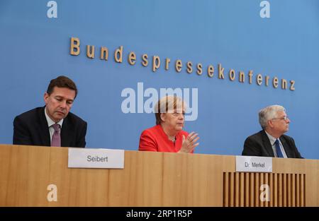 (180720) -- BERLIN, 20. Juli 2018 -- Bundeskanzlerin Angela Merkel (C) Gesten während der regelmäßigen Pressekonferenz in Berlin, Deutschland, 20. Juli 2018. Die deutsche Bundeskanzlerin Angela Merkel sagte am Freitag, dass die transatlantischen Beziehungen für Deutschland von entscheidender Bedeutung seien, und sie werde sie kultivieren, obwohl sie unter Druck stehe. ) (Zhf) DEUTSCHLAND-BERLIN-MERKEL-PRESSEKONFERENZ ShanxYuqi PUBLICATIONxNOTxINxCHN Stockfoto