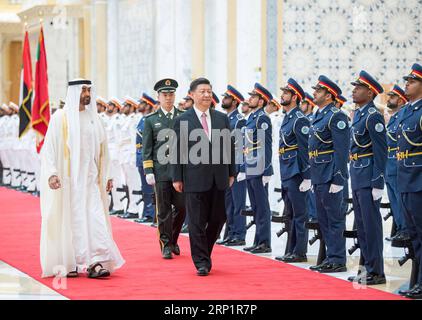 (180720) -- ABU DHABI, 20. Juli 2018 -- der chinesische Präsident Xi Jinping, begleitet vom Kronprinzen von Abu Dhabi Scheich Mohammed bin Zayed Al Nahyan, rekapituliert die Ehrengarde während einer großen Begrüßungszeremonie in Abu Dhabi, den Vereinigten Arabischen Emiraten (VAE), am 20. Juli 2018. XI kam am Donnerstag zu einem Staatsbesuch in den Vereinigten Arabischen Emiraten. )(wyl) VAE-CHINA-XI JINPING-WELCOME CEREMONY LixXueren PUBLICATIONxNOTxINxCHN Stockfoto