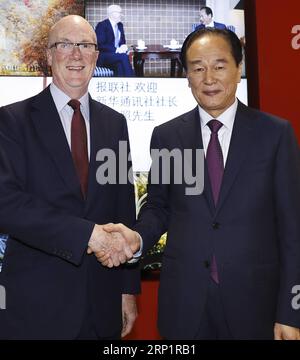 (180721) -- LONDON, 21. Juli 2018 -- der Präsident der chinesischen Xinhua-Nachrichtenagentur Cai Mingzhao (R) trifft sich am 20. Juli 2018 mit dem CEO der Press Association (PA) Clive Marshall in London, Großbritannien. Cai Mingzhao, der Präsident der chinesischen Nachrichtenagentur Xinhua, traf am Freitag mit seinem Associated Press (AP)-Kollegen Gary Pruitt und dem CEO von PA Clive Marshall zusammen, um über die Zusammenarbeit in den Medien zu diskutieren. ) (Zxj) BRITAIN-LONDON-XINHUA-COOPERATION-AP-PA HanxYan PUBLICATIONxNOTxINxCHN Stockfoto