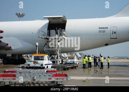 (180721) -- CHANGSHA, 21. Juli 2018 -- Mitarbeiter entladen Güter aus einem Frachtflugzeug am Huanghua International Airport in Changsha, Hauptstadt der zentralchinesischen Provinz Hunan, 21. Juli 2018. Die reguläre kontinentale Frachtfluggesellschaft Changsha-Nordamerika, die erste ihrer Art in der Provinz Hunan, unternahm am Samstag eine Jungfernfahrt. Es wird erwartet, dass drei Charterflugzeuge pro Woche zwischen Changsha und Nordamerika die Transportzeit verkürzen und die Betriebskosten senken. ) (Zwx) CHINA-HUNAN-REGULAR CONTINENTAL CARGO AIRLINE (CN) ZhangxXiaoyu PUBLICATIONxNOTxINxCHN Stockfoto