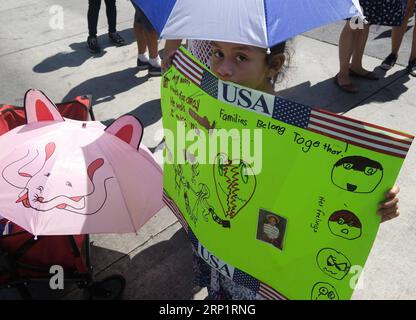 (180722) -- LOS ANGELES, 22. Juli 2018 -- Ein Mädchen hält Ein Zeichen während eines familienzusammengehörigkeitsmarsches in Los Angeles, USA, am 21. Juli 2018. Tausende Demonstranten demonstrierten am Samstag, um gegen die Trennung von Kindern von ihren Eltern an der Grenze zwischen den USA und Mexiko zu protestieren. )(ly) U.S.-LOS ANGELES-IMMIGRATIONSPOLITIK-FAMILIEN GEHÖREN ZUSAMMEN ZhaoxHanrong PUBLICATIONxNOTxINxCHN Stockfoto