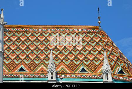 Detail der Dachziegel der Matthiaskirche in Budapest Hauptstadt Ungarns in Mitteleuropa Stockfoto