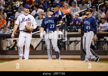 September 2023; New York City, New York, USA; Seattle Mariners erster Baseman Ty France (23) trifft im vierten Inning gegen die New York Mets im Citi Field Single to Right Field. (Ariel Fox/Bild des Sports) Stockfoto