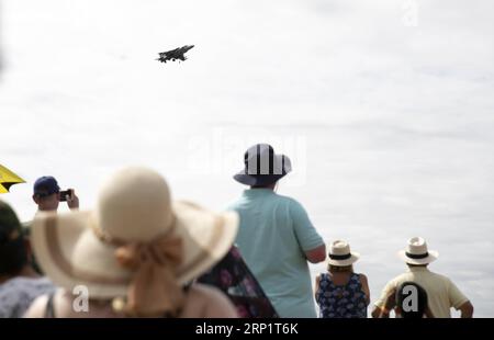 (180723) -- FARNBOROUGH, 23. Juli 2018 -- Menschen beobachten die Flugschau auf der Farnborough International Airshow, südwestlich von London, Großbritannien am 22. Juli 2018. ) (gj) BRITAIN-FARNBOROUGH-AIRSHOW HanxYan PUBLICATIONxNOTxINxCHN Stockfoto