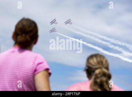 (180723) -- FARNBOROUGH, 23. Juli 2018 -- Menschen beobachten die Flugschau auf der Farnborough International Airshow, südwestlich von London, Großbritannien am 22. Juli 2018. ) (gj) BRITAIN-FARNBOROUGH-AIRSHOW HanxYan PUBLICATIONxNOTxINxCHN Stockfoto