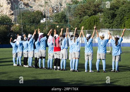 (180723) -- ATHEN, 23. Juli 2018 () -- Foto vom 13. Juli zeigt Flüchtlingskinder, die in einem Sommerfußballcamp in der Nähe von Athen Fußball spielen. Ein Sommerfußballprogramm für unbegleitete Kinder im Alter von 12 bis 17 Jahren, die derzeit in Unterkünften in Athen untergebracht sind, soll den Weg für eine stärkere Integration zwischen Flüchtlingen und Gastgemeinschaften durch Sport ebnen. ()(gj) GRIECHENLAND-ATHEN-SOMMERFUSSBALLCAMP-FLÜCHTLING Xinhua PUBLICATIONxNOTxINxCHN Stockfoto