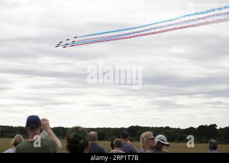 (180723) -- FARNBOROUGH, 23. Juli 2018 -- die Roten Pfeile führen am 22. Juli 2018 einen Flypast auf der Farnborough International Airshow südwestlich von London auf. (gj) BRITAIN-FARNBOROUGH-AIRSHOW HanxYan PUBLICATIONxNOTxINxCHN Stockfoto