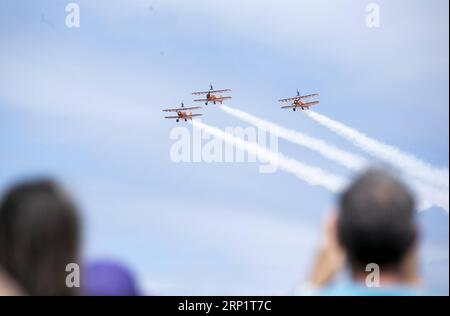 (180723) -- FARNBOROUGH, 23. Juli 2018 -- Menschen beobachten die Flugschau auf der Farnborough International Airshow, südwestlich von London, Großbritannien am 22. Juli 2018. ) (gj) BRITAIN-FARNBOROUGH-AIRSHOW HanxYan PUBLICATIONxNOTxINxCHN Stockfoto