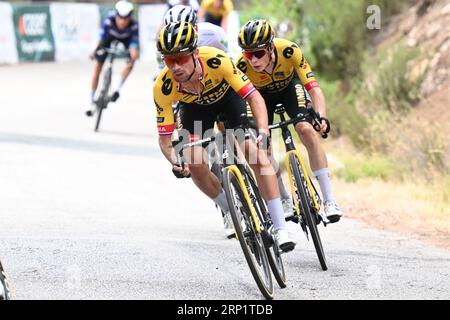 Primoz Roglic und Jonas Vingegaard von Jumbo Visma, Gewinner von Teh 2023 Grand Tours, die beide bisher die ersten Clean s absolvieren wollten Stockfoto