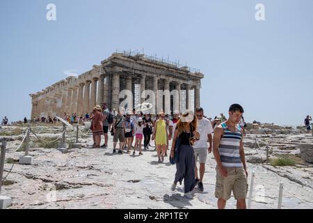 (180723) -- ATHEN, 23. Juli 2018 -- Touristen verlassen die archäologische Stätte Akropolis in Athen, Griechenland, am 23. Juli 2018. Die griechischen Behörden in Athen haben beschlossen, Vorkehrungen zu treffen, einschließlich der Schließung der archäologischen Stätte der Akropolis zu bestimmten Zeitpunkten aufgrund der hohen Temperatur, die auf 40 Grad Celsius steigt. )(yg) GRIECHENLAND-ATHEN-AKROPOLIS SCHLIESSUNG-HITZEWELLE LefterisxPartsalis PUBLICATIONxNOTxINxCHN Stockfoto