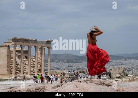 (180723) -- ATHEN, 23. Juli 2018 -- Ein Mädchen posiert für ein Bild auf der archäologischen Stätte Akropolis in Athen, Griechenland, am 23. Juli 2018. Die griechischen Behörden in Athen haben beschlossen, Vorkehrungen zu treffen, einschließlich der Schließung der archäologischen Stätte der Akropolis zu bestimmten Zeitpunkten aufgrund der hohen Temperatur, die auf 40 Grad Celsius steigt. )(yg) GRIECHENLAND-ATHEN-AKROPOLIS SCHLIESSUNG-HITZEWELLE LefterisxPartsalis PUBLICATIONxNOTxINxCHN Stockfoto