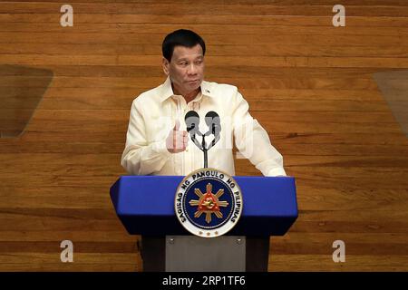 (180723) -- MANILA, 23. Juli 2018 -- der philippinische Präsident Rodrigo Duterte hält am 23. Juli 2018 seine dritte Rede zur Lage der Nation vor dem philippinischen Repräsentantenhaus in Quezon City, den Philippinen. Rodrigo Duterte versprach am Montag, den Krieg seiner Regierung gegen illegale Drogen zu intensivieren, und sagte, dass der Kampf gegen Drogendealer und Drogenkonsumenten noch lange nicht vorbei sei. ) (dtf) PHILIPPINEN-MANILA-DUTERTE-ILLEGALE DROGEN ROUELLExUMALI PUBLICATIONxNOTxINxCHN Stockfoto