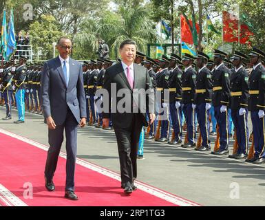 (180723) -- KIGALI, 23. Juli 2018 -- der chinesische Präsident Xi Jinping (R-Front), begleitet vom ruandischen Präsidenten Paul Kagame, inspiziert die Ehrenwache vor ihren Gesprächen in Kigali, Ruanda, 23. Juli 2018. ) (wyo) RUANDA-CHINA-XI JINPING-KAGAME-TALKS YaoxDawei PUBLICATIONxNOTxINxCHN Stockfoto