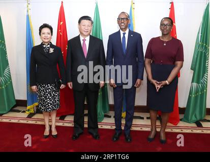 (180723) -- KIGALI, 23. Juli 2018 -- der chinesische Präsident Xi Jinping (2. L) und seine Frau Peng Liyuan (1. L) posieren für ein Gruppenfoto mit dem ruandischen Präsidenten Paul Kagame (2. R) und seiner Frau Jeannette Kagame vor Xis Gesprächen mit Kagame in Kigali, Ruanda, 23. Juli 2018. ) (wyo) RUANDA-CHINA-XI JINPING-KAGAME-TALKS PangxXinglei PUBLICATIONxNOTxINxCHN Stockfoto